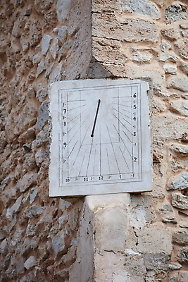 포토 JPG 해외이미지 1 외관 얼굴 벽 시계 백그라운드 건축양식 사람없음 건물 장식 세로 햇빛 태양 골동품 시간 역사 모서리 측정 복고 각도 다이얼 옛날 해외202004 해외포토 자연요소 건축물 건축 신체부위 파일형식 이미지허브