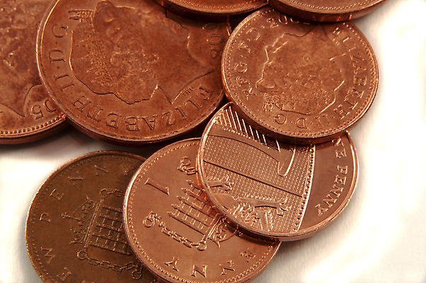 포토 JPG 해외이미지 1 돈 2 영국 사람없음 금융 경제 쇼핑 동전 저축 변화 닫기 구매 은색 주머니 파운드 보험 매각 예산 페니 비용 해외202004 해외포토 유럽 컬러 컨셉 모션 재산 파일형식 이미지허브