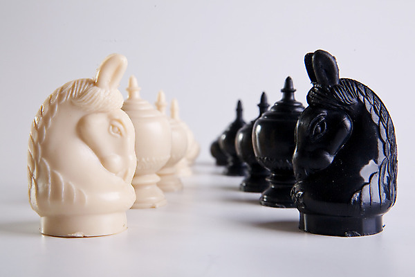 포토 JPG 해외이미지 스포츠 조각 생각 비즈니스 텍스트 모션 놀이 탁자 성공 설계 실내 경기 사람없음 목재 가로 파란색 검은색 힘 경쟁 도전 게임 흰색 우승 그룹 체스 계획 플라스틱 왕 충돌 오브젝트 싱글 싸움 전쟁 고립 깨짐 승자 필승 힘찬 해외202004 해외포토 나무 컬러 가구 컨셉 재료 재질 내부 최고 파일형식 이미지허브