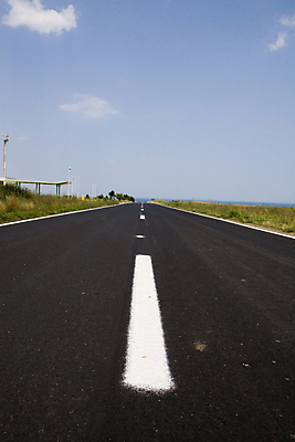 포토 JPG 해외이미지 도로 길 선 여행 무늬 밭 교통시설 자연 추상 거리 항해 풍경 사람없음 운전 자유 시골 오픈 고속도로 아스팔트 탈출 방향 속도 분열 멀리 무료 무한 방법 영원 직진 수평선 그리너리 소멸 해외202004 해외포토 교통 컨셉 농업 배_교통 모션 시설 생태계 파일형식 트랜드컬러 이미지허브