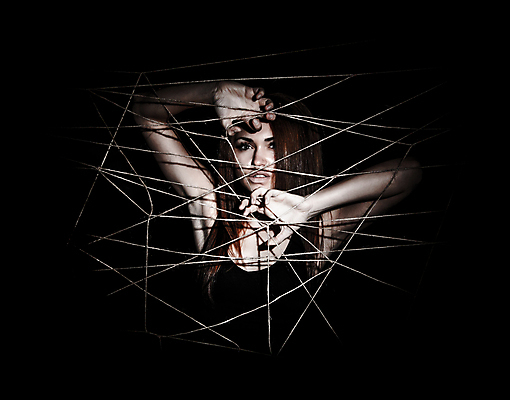 포토 JPG 해외이미지 백인 응시 여자 감정 무기 선 밧줄 백그라운드 관리 그림자 한명 빛 유행 검은색 어둠 힘 놀람 자유 흰색 운명 표현 잡기 원형 그물 좌절 야간 무서움 열정 거미 스포트라이트 노끈 종료 해외202004 해외포토 자연요소 도형 서양인 1 시선 줄 컬러 곤충 컨셉 모션 표정 사람 파일형식 이미지허브