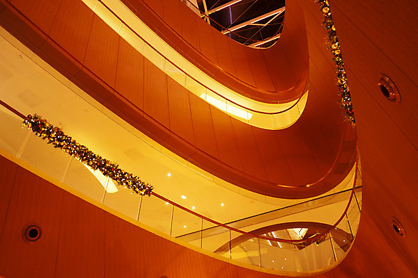 포토 JPG 해외이미지 모양 디자인 아시아 안경 패턴 곡선 비즈니스 건축양식 유리 지붕 조명 실내 사람없음 내부 건물 빛 세일 상점 중국 램프 도시 센터 쇼핑몰 상인 상업 에스컬레이터 소매 해외202004 해외포토 건축물 잡화 건축 나라 선 무늬 재질 파일형식 이미지허브