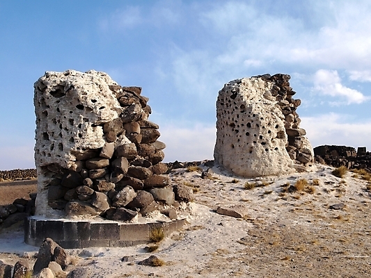 포토 JPG 해외이미지 하늘 산 사람없음 파란색 탑 바위 흰색 죽음 원형 구멍 의식 역사 신비 땅 고도 언덕 폐허 암초 기념물 장례 옛날 잉카 장례식 페루 해외202004 해외포토 도형 건축물 컬러 컨셉 돌_바위 남아메리카 파일형식 이미지허브