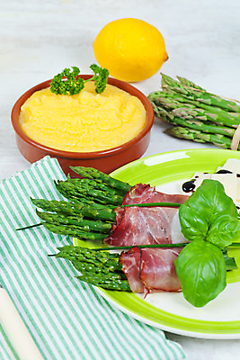 포토 JPG 해외이미지 접시 음식 백그라운드 다이어트 건강 요리 사람없음 초록색 식사 저녁식사 봄 흰색 신선 맛 허브 만족 햄 아스파라거스 베이컨 점심식사 해외202004 해외포토 식물 식기 계절 감정 컬러 컨셉 채소 육류 돼지고기 파일형식 이미지허브