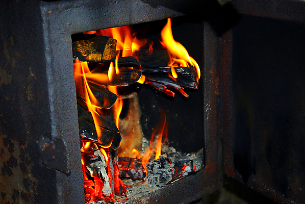 포토 JPG 해외이미지 음식 빵 불 따뜻함 사람없음 목재 빨간색 금속 어둠 뜨거움 오븐 장작 먹기 백열등 연소 광 석탄 옛날 용광로 생존 해외202004 해외포토 자연요소 나무 컬러 재료 모션 재질 조명 가전제품 파일형식 이미지허브