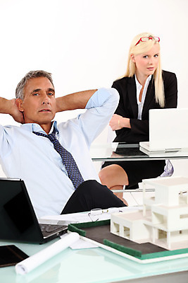 포토 JPG 해외이미지 백인 모델 여자 남자 생각 의자 설계 실내 피곤 관리 두명 30대 노트북 컴퓨터 금발 사무실 머리 회색 흰색 작업 비즈니스우먼 재산 건축가 책상 경영자 비서 공평 거짓말 장교 프로젝트 해외202004 해외포토 서양인 직업 헤어스타일 컬러 가구 컨셉 비즈니스 사람 내부 신체부위 장년 금융 전자제품 직장인 리더 파일형식 이미지허브