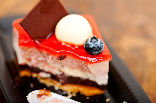 포토 JPG 해외이미지 단면 디저트 실내 사람없음 아웃포커스 블루베리 딸기맛 무스케이크 해외202004 해외포토 음식 과일 딸기 촬영기법 내부 케이크 맛 파일형식 이미지허브