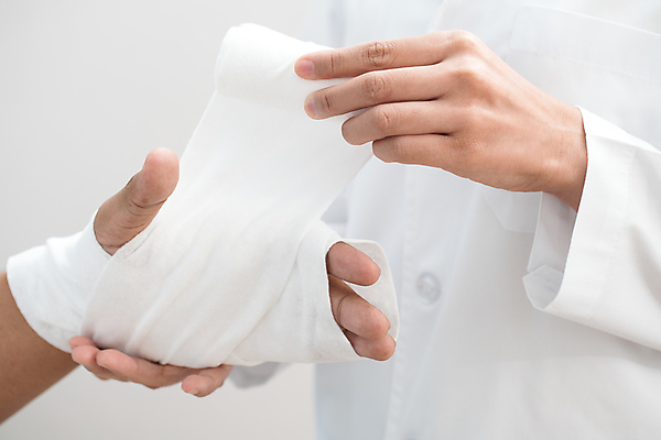 포토 JPG 해외이미지 손 여자 엑스레이 건강 병원 사람 약 고통 환자 의사 흰색 상처 손목 붕대 팔 암 정형외과 해외202004 해외포토 감정 컬러 의학 신체부위 의료진 질병 파일형식 이미지허브