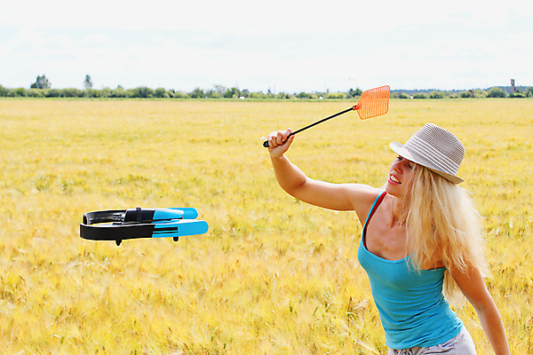 포토 JPG 해외이미지 백인 모델 여자 하늘 안테나 한명 사람 취미 야외 금발 노란색 카메라 장비 흰색 헬리콥터 위험 사건 무선전화기 로봇 프로펠러 감시 멀리 드론 운영자 제어 해외202004 해외포토 서양인 1 헤어스타일 컬러 컨셉 통신 비행기 전자제품 전화기 파일형식 이미지허브