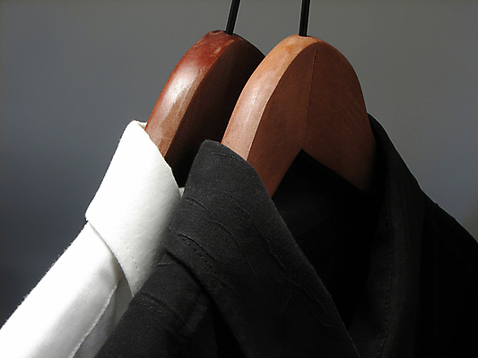 포토 JPG 해외이미지 드레스 옷 컨셉 셔츠 비즈니스 흑백 매달리기 선물 사람없음 목재 쇼핑 유행 상점 검은색 흰색 면 장롱 선택 옷걸이 쇼핑몰 옷가게 소매 슈퍼마켓 재단 스타일 해외202004 해외포토 나무 컬러 가구 상의 재료 모션 촬영기법 파일형식 이미지허브