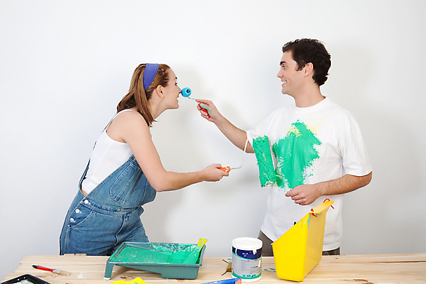 포토 JPG 해외이미지 커플 여자 남자 행복 셔츠 티셔츠 장난 탁자 남편 주택 함께함 실내 사랑 한명 미소 웃음 사람 성인 가로 페인트 기쁨 방 붓 아내 수리 오브젝트 롤러 페인트붓 고정 업그레이드 해외202004 해외포토 1 감정 가구 컨셉 상의 관계 표정 내부 건물 파일형식 이미지허브