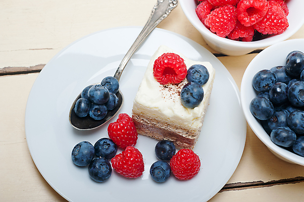 포토 JPG 해외이미지 접시 디저트 사람없음 케이크 숟가락 달콤 블루베리 산딸기 해외202004 해외포토 식기 음식 과일 수저 맛 파일형식 이미지허브