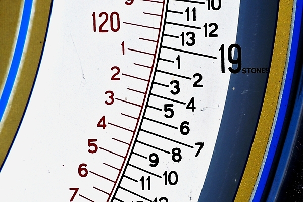 포토 JPG 해외이미지 얼굴 다이어트 건강 저울 사람없음 빨간색 숫자 장비 수확 바위 기구 공구 몸무게 측정 눈금 복고 다이얼 계량 옛날 해외202004 해외포토 문자 컬러 농업 신체부위 돌_바위 도구 파일형식 이미지허브