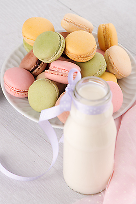 포토 JPG 해외이미지 접시 리본 실내 사람없음 우유 달콤 우유병 흰배경 담기 마카롱 해외202004 알록달록 해외포토 식기 백그라운드 모션 병_용기 디저트 유제품 내부 컬러풀 흰색 맛 파일형식 이미지허브