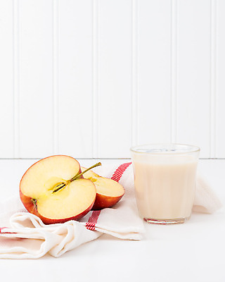 포토 JPG 해외이미지 음식 과일 건강 사람없음 빨간색 우유 흰색 신선 달콤 맛 사과 자르기 반쪽 날것 슬라이스 채식주의자 카피스페이스 비건 해외202004 해외포토 컬러 컨셉 모션 유제품 공백 채식 파일형식 이미지허브