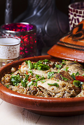 포토 JPG 해외이미지 전통 접시 음식 백그라운드 채소 가지 양파 건강 육류 요리 사람없음 목재 식사 치킨 뜨거움 도자기 냄비 레몬 올리브 북쪽 모로코 병아리콩 주키니 해외202004 해외포토 나무 식기 열매 과일 식재료 재료 아프리카 콩 솥 방향 닭고기요리 파일형식 이미지허브