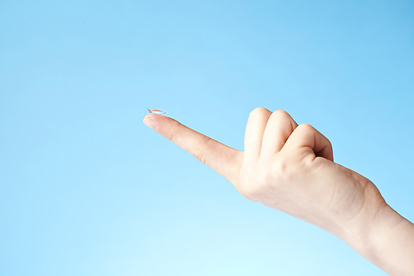 포토 JPG 해외이미지 손 응시 안경 손가락 건조 건강 사람없음 일상 치료 파란색 약 우주 흰색 기구 물방울 도움 투명 휴대용 일회용 시력 부드러움 돌봄 업그레이드 위생관리 검안사 해외202004 해외포토 직업 시선 잡화 컬러 컨셉 의학 모션 관리 라이프 신체부위 감각 오브젝트 파일형식 안경사 이미지허브