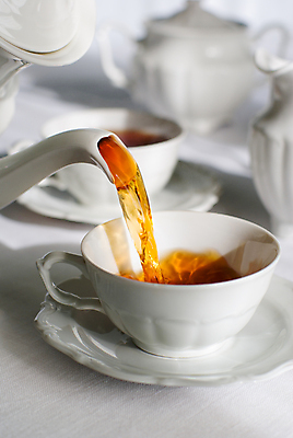 포토 JPG 해외이미지 전통 그릇 음료 탁자 아침 티타임 실내 사람없음 컵 세트 노란색 검은색 마시기 흰색 신선 뜨거움 액체 황금 붓기 우아함 차 맛 아침식사 찻잔 찻주전자 컵받침 서비스 상쾌 아로마 제트기 설정 백자 양조 카페인 해외202004 해외포토 주간 식기 감정 컬러 가구 컨셉 모션 주전자 휴식 잔 비행기 내부 식사 도자기 받침대 파일형식 이미지허브