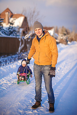 포토 JPG 해외이미지 주간 전신 백인 라이프스타일 공원 여자 남자 딸 행복 어린이 겨울 가족 함께함 미소 웃음 사람 소녀 성인 야외 두명 아웃포커스 걷기 기쁨 잡기 아빠 당기기 승차 겨울옷 썰매 썰매타기 부녀 겨울풍경 해외202004 해외포토 자연요소 서양인 옷 계절 공공시설 감정 컨셉 관계 모션 촬영기법 표정 풍경 생활 전통놀이 파일형식 이미지허브