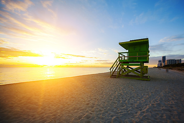 포토 JPG 해외이미지 구름 하늘 해변 사람없음 건물 여름 모래사장 태양 계단 노을 주황색 분위기 구조대 해외202004 해외포토 자연요소 건축물 계절 바다 컬러 컨셉 구출 파일형식 이미지허브