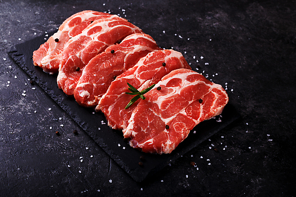 포토 JPG 해외이미지 음식 백그라운드 재료 탁자 건강 육류 돼지고기 스테이크 요리 사람없음 빨간색 검은색 식사 저녁식사 바위 흰색 신선 자르기 먹기 허브 향신료 메뉴 준비 날것 소금 로즈메리 단백질 절임 카피스페이스 해외202004 해외포토 식물 컬러 가구 식재료 모션 서양음식 공백 돌_바위 영양소 향미료 파일형식 이미지허브