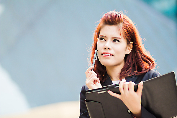 포토 JPG 해외이미지 백인 모델 직업 1 학생 라이프스타일 손 응시 여자 행복 종이 얼굴 백그라운드 비즈니스 성공 노동자 갈색머리 서기 미소 사람 정장 성인 사람없음 사무실 유행 업무 비즈니스우먼 자신감 경영자 문서 경영 스타일 해외202004 해외포토 서양인 헤어스타일 시선 옷 감정 컨셉 모션 표정 생활 신체부위 작업 직장인 리더 파일형식 이미지허브