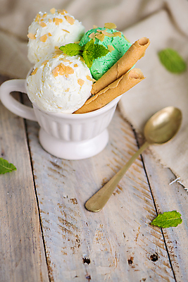 포토 JPG 해외이미지 아이스크림 실내 사람없음 컵 숟가락 식탁보 달콤 민트 담기 나무탁자 막대과자 해외202004 해외포토 식기 모션 탁자 디저트 수저 내부 과자 맛 허브 파일형식 이미지허브