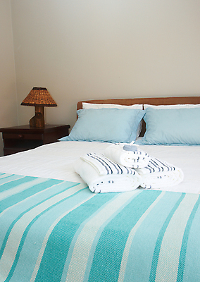 포토 JPG 해외이미지 벽 가구 쿠션 2 가정 베개 침구 탁자 새로움 주택 따뜻함 사람없음 내부 장식 파란색 빛 수건 컬러풀 쌓기 줄무늬 침실 이불 방 흰색 침대 램프 신선 잠 던지기 오두막 담요 받침대 더블 터키석 스타일 해외202004 해외포토 컬러 생활용품 컨셉 무늬 모션 조명 건물 위생용품 보석 파일형식 이미지허브