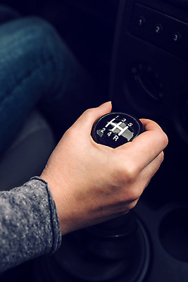 포토 JPG 해외이미지 백인 손 여자 이동 교통시설 자동차 사람없음 운전 잡기 운전사 속도 전염 엔진 기어 자동 조작 해외202004 해외포토 서양인 직업 육상교통 교통 컨셉 모션 사람 신체부위 질병 시설 감염 파일형식 이미지허브