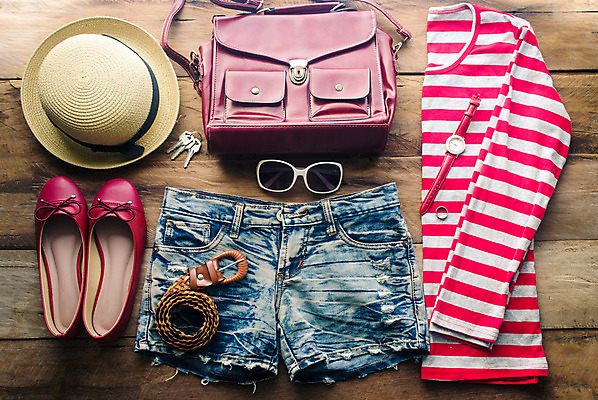 포토 JPG 해외이미지 디자인 옷 구두 가방 반바지 열쇠 사람없음 선글라스 벨트 여성복 손목시계 오브젝트 복고 스타일 나무배경 해외202004 해외포토 잡화 안경 시계 백그라운드 신발 장신구 바지 파일형식 이미지허브