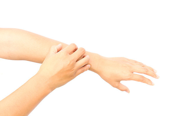 포토 JPG 해외이미지 손 여자 건조 건강 사람 성인 사람없음 치료 약 고통 짜증 질병 피부 문제 팔 토막 알레르기 나쁜 돌봄 모기 치료제 해외202004 해외포토 감정 의학 모션 신체부위 해충 파일형식 이미지허브