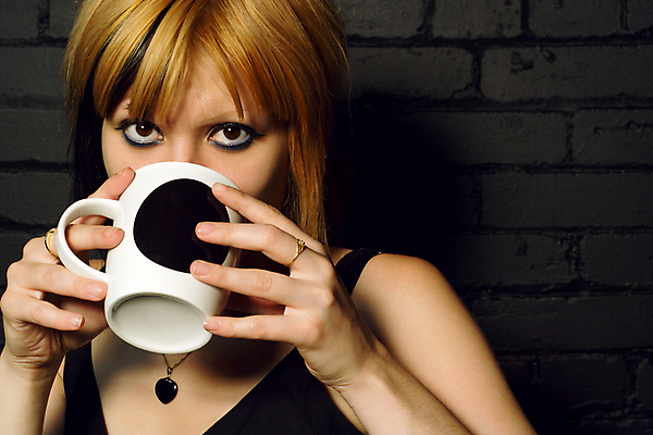 포토 JPG 해외이미지 응시 여자 커피 음료 아침 휴식 한명 성인 컵 카페 머그컵 마시기 표현 아침식사 카푸치노 에스프레소 해외202004 해외포토 주간 1 식기 시선 컨셉 모션 사람 상점 식사 파일형식 이미지허브