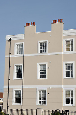 포토 JPG 해외이미지 영어 외관 도로 길 곡선 건축양식 창문 호텔 날씨 벽돌 영국 거리 아파트 주택 사람없음 야외 건물 파란색 골동품 발코니 도시 수리 큼 묘사 타운 연립주택 그런지 복원 옛날 줄서기 해외202004 해외포토 문자 건축물 건축 유럽 선 컬러 교통시설 모션 숙소 크기 파일형식 이미지허브