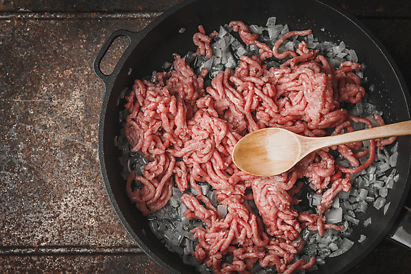 포토 JPG 해외이미지 음식 조각 백그라운드 채소 재료 양파 육류 요리 사람없음 목재 가로 빨간색 갈색 금속 주방 숟가락 검은색 튀김 흰색 신선 양념 냄비 자르기 부식 준비 유기농 날것 다진 옛날 해외202004 해외포토 나무 웰빙 컬러 식재료 모션 재질 수저 솥 파일형식 이미지허브