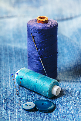 포토 JPG 해외이미지 디자인 옷 백그라운드 컨셉 패턴 장신구 버튼 취미 사람없음 파란색 컬러풀 유행 보라색 수확 공구 직물 면 업무 실 수리 바느질 실타래 얼레 재단 핸드메이드 해외202004 해외포토 컬러 무늬 농업 도구 작업 파일형식 이미지허브