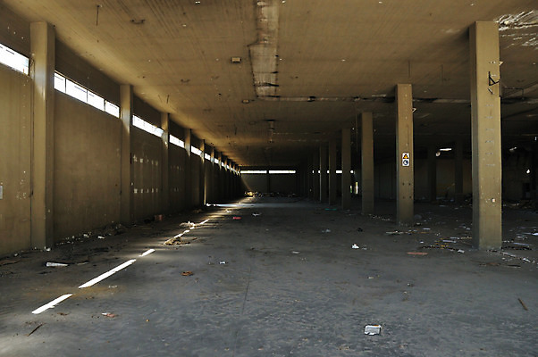 포토 JPG 해외이미지 산업 벽 건축양식 창문 공장 추상 바닥 사람없음 내부 건물 어둠 기둥 도시 복도 모서리 파편 버리기 창고 부식 천장 서명 대칭 썩음 옛날 콘크리트 파멸 해외202004 해외포토 건축물 건축 컨셉 무늬 공업 모션 파일형식 소멸 이미지허브