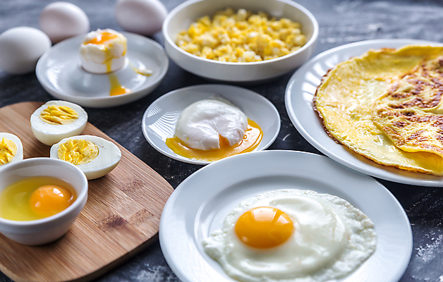 포토 JPG 해외이미지 그릇 접시 회색배경 실내 사람없음 계란 계란요리 삶은계란 나무도마 날계란 수란 스크램블 해외202004 해외포토 식기 백그라운드 도마 요리 내부 목재 알 회색 파일형식 이미지허브