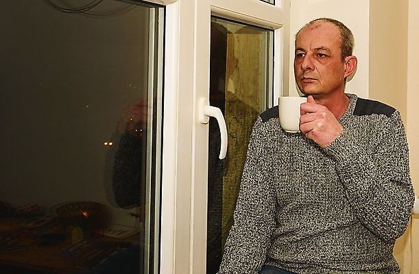 포토 JPG 해외이미지 백인 손 남자 감정 얼굴 생각 창문 스트레스 주택 건강 한명 사람 앉기 성인 내부 약 머리 어둠 고통 환자 의사 슬픔 표현 범죄 좌절 고독 불안 고민 두통 문제 후회 돌봄 배려 어려움 우울감 우울증 트러블 해외202004 해외포토 서양인 1 컨셉 의학 모션 건물 신체부위 의료진 질병 파일형식 이미지허브