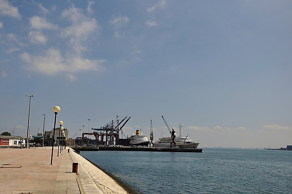 포토 JPG 해외이미지 구름 실루엣 도로 벽 건축양식 창문 자동차 자연 하늘 거리 주택 사람 풍경 사람없음 건물 물 태양 문 고통 도시 보트 역사 땅 기선 기념물 리스본 해외202004 해외포토 자연요소 건축물 건축 감정 길 육상교통 배_교통 교통시설 촬영기법 생태계 파일형식 이미지허브