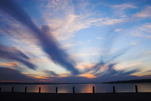 포토 JPG 해외이미지 구름 호수 바다 자연 하늘 날씨 휴식 풍경 사람없음 야외 빨간색 물 여름 파란색 강 컬러풀 태양 반사 보라색 검은색 일몰 새벽 연못 고독 저녁 제비꽃 청록색 해외202004 해외포토 자연요소 계절 꽃 감정 컬러 컨셉 노을 야간 생태계 파일형식 이미지허브