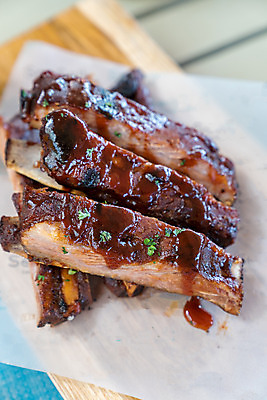 포토 JPG 해외이미지 접시 음식 백그라운드 육류 돼지고기 요리 사람없음 목재 빨간색 주방 검은색 식사 저녁식사 어둠 소고기 시골 신선 그릴 바비큐 자르기 굽기 준비 매움 후추 갈비뼈 바비큐립 절임 해외202004 해외포토 나무 식기 컬러 식재료 재료 모션 주방용품 뼈 맛 구이 향신료 파일형식 이미지허브