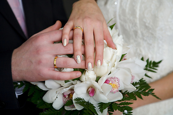 포토 JPG 해외이미지 손 커플 여자 남자 꽃 행복 꽃다발 결혼 손가락 결혼식 남편 관리 사랑 사람 사람없음 흰색 반지 아내 난초 황금 보석 다이아몬드 해외202004 해외포토 식물 감정 컬러 장신구 관계 이벤트 신체부위 광석 파일형식 이미지허브