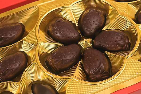 포토 JPG 해외이미지 음식 딸기 디저트 건강 사탕 선물 사람없음 상자 갈색 초콜릿 어둠 우유 달콤 먹기 코코아 식용 페스츄리 해외202004 해외포토 음료 빵 컬러 과일 모션 유제품 맛 파일형식 이미지허브