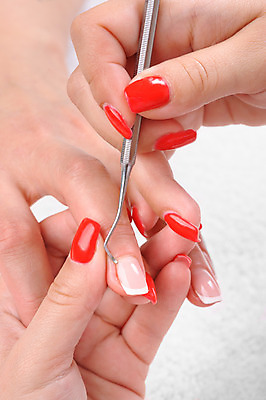 포토 JPG 해외이미지 백인 손 여자 손가락 사람 근접촬영 신체부위 기구 잡기 우아함 손톱관리 네일아트 손톱 서비스 흰배경 손톱다듬기 손톱정리 의료성형뷰티 해외202004 해외포토 서양인 뷰포인트 백그라운드 컨셉 모션 뷰티 흰색 미용 파일형식 이미지허브