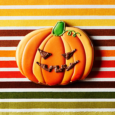 포토 JPG 해외이미지 백그라운드 탁자 디저트 사람없음 장식 쿠키 할로윈 식탁보 달콤 세로줄무늬 잭오랜턴 핸드메이드 해외202004 해외포토 음식 가구 줄무늬 맛 파일형식 이미지허브