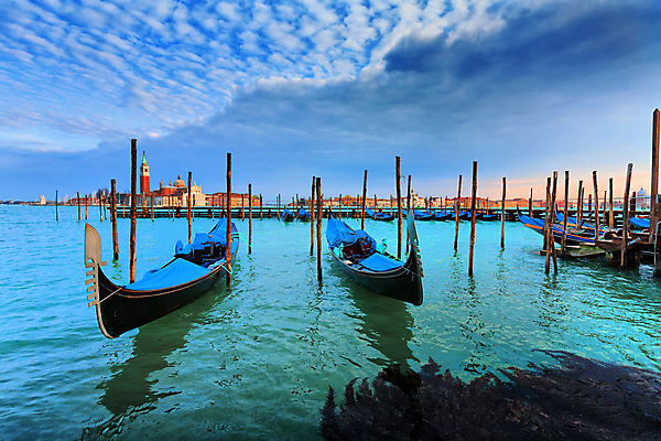 포토 JPG 해외이미지 전통 유럽 문화 바다 섬 여행 건축양식 교통시설 하늘 주택 항해 파노라마 사람없음 물 파란색 빛 햇빛 반사 성당 교회 탑 항구 일몰 이탈리아 램프 보트 역사 곤돌라 크루즈 지중해 함선 운하 장면 베네치아 석호 해외202004 해외포토 자연요소 건축물 건축 나라 컬러 교통 배_교통 종교건축 조명 촬영기법 건물 태양 노을 시설 파일형식 이미지허브