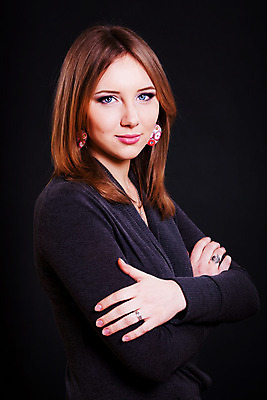 포토 JPG 해외이미지 모양 갈색머리 한명 귀걸이 검은색 어둠 하트 해외202004 해외포토 1 헤어스타일 컬러 장신구 사람 파일형식 이미지허브