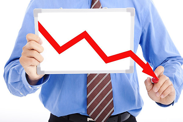 포토 JPG 해외이미지 디자인 화살표 백그라운드 컨셉 비즈니스 그래프 한명 들기 사람 상반신 성인 앞모습 금융 경제 자료 비즈니스맨 시장 떨어짐 주식 화이트보드 투자 문제 파산 위기 적자 하락세 성인남자한명만 해외202004 해외포토 1 남자 뷰포인트 모션 직장인 하락 남자한명만 성인남자만 파일형식 이미지허브