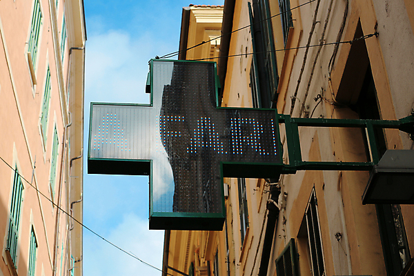 포토 JPG 해외이미지 디자인 유럽 십자가 거리 간판 건강 사람없음 야외 건물 초록색 빛 약 상점 이탈리아 의사 정보 프랑스 긴급 도시 도움 도심 약국 심볼 서비스 사인 네온 처방 서명 빛망울 프랑스어 돌봄 헬프 화학자 해외202004 해외포토 문자 건축물 나라 컬러 컨셉 의학 모션 의료진 과학자 파일형식 이미지허브