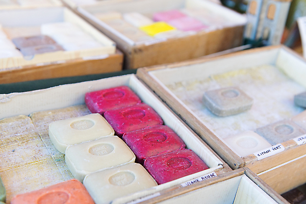 포토 JPG 해외이미지 사람없음 빨간색 프랑스 바 시장 비누 프랑스어 마르세유 해외202004 해외포토 문자 유럽 컬러 위생용품 파일형식 이미지허브